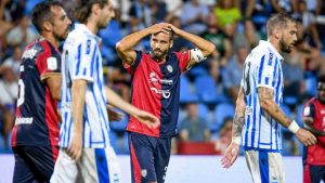 La delusione di Pavoletti durante il match tra Cagliari e SPAL