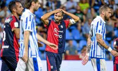La delusione di Pavoletti durante il match tra Cagliari e SPAL