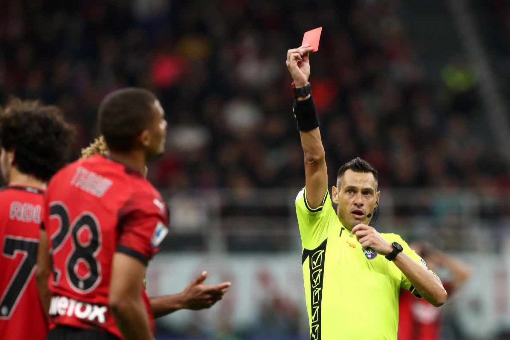 Milan-Juventus, espulso il difensore: rossoneri in dieci uomini
