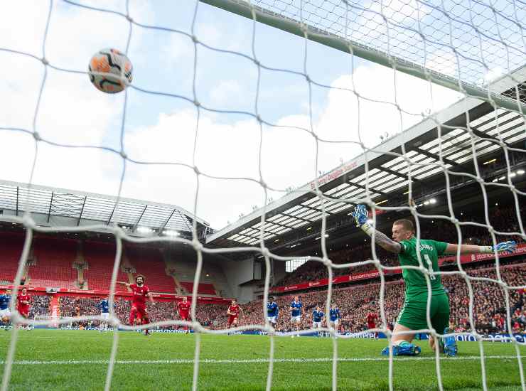 Un momento della gara tra Everton e Liverpool