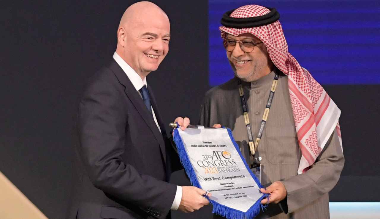 Gianni Infantino con il presidente AFC Salman bin Ibrahim al-Khalifa - Foto di Mazen Mahdi / AFP