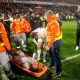Calciatore soccorso in campo