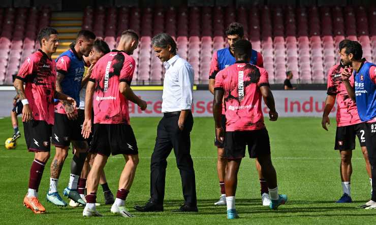 Inzaghi con alcuni calciatori della Salernitana - CalcioInPillole.it