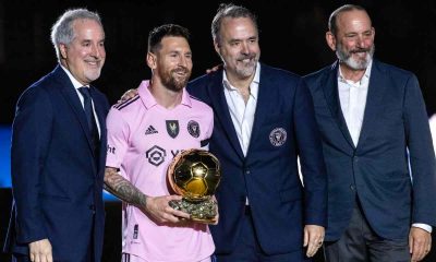 Lionel Messi posa con il Pallone d'Oro