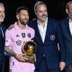 Lionel Messi posa con il Pallone d'Oro