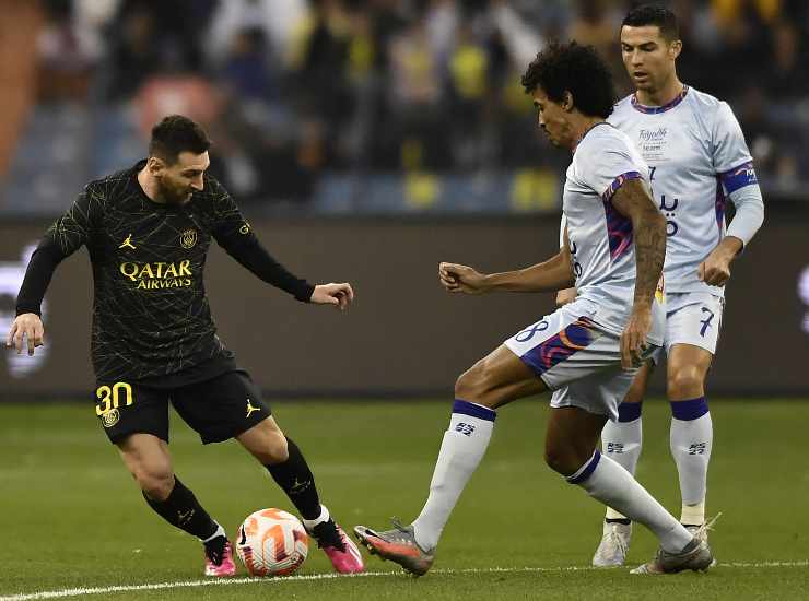 Luiz Gustavo prova a fermare Messi