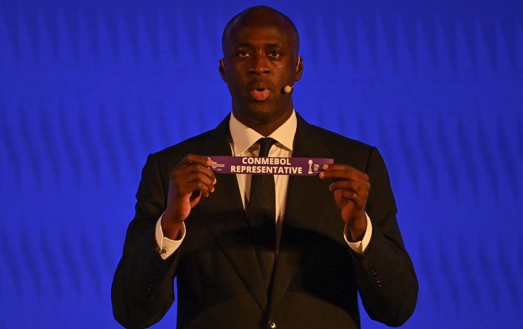 Yaya Tourè durante il sorteggio - CalcioInPillole.com