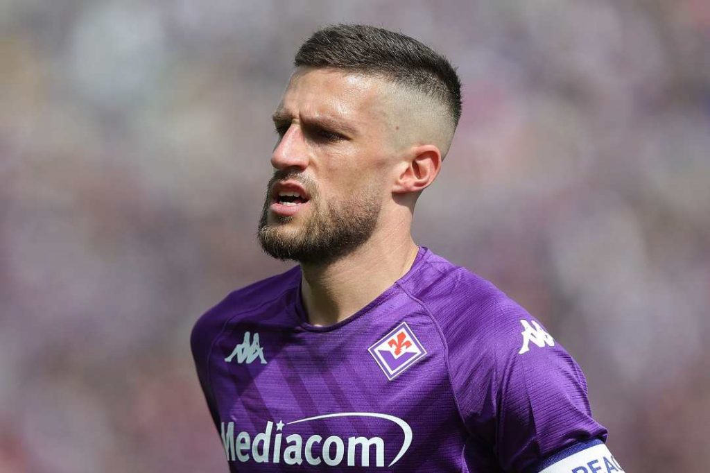 Fiorentina, Biraghi aiuta a spalare fango a Campi Bisenzio – FOTO