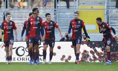Giocatori del Genoa in campo durante una partita