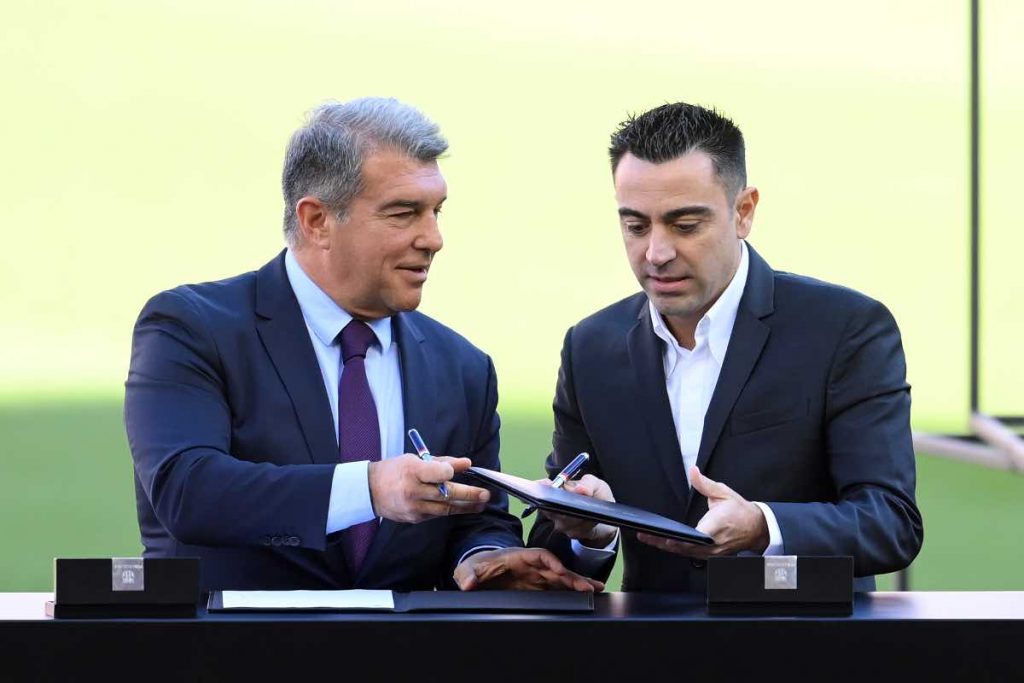 Barcellona, Laporta costringe Xavi a cambiare: scoppia il caso in Spagna