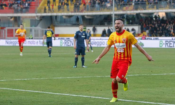 Massimo Coda che esulta dopo un goal con la maglia del Benevento 
