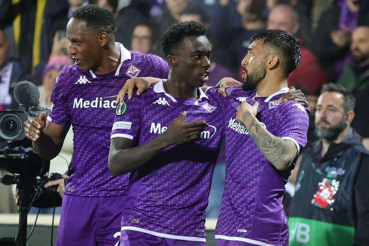 Calciatori della Fiorentina esultano