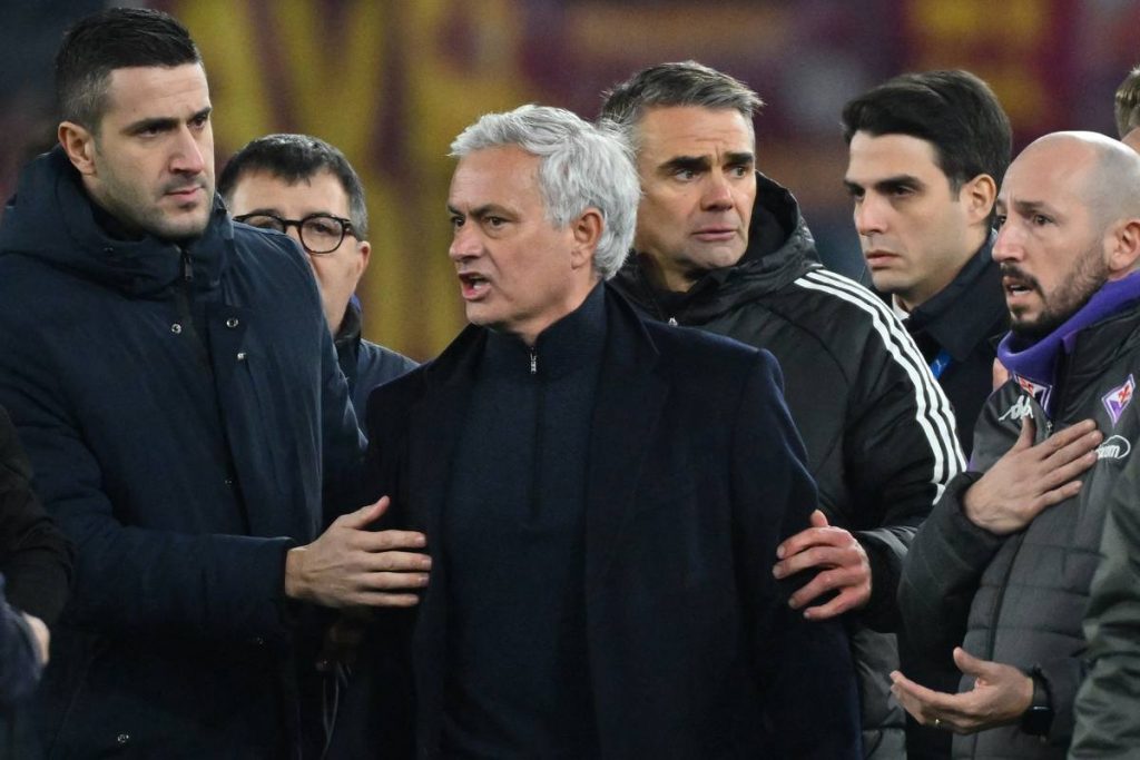 Roma, Mourinho va all’attacco: polemica via Instagram