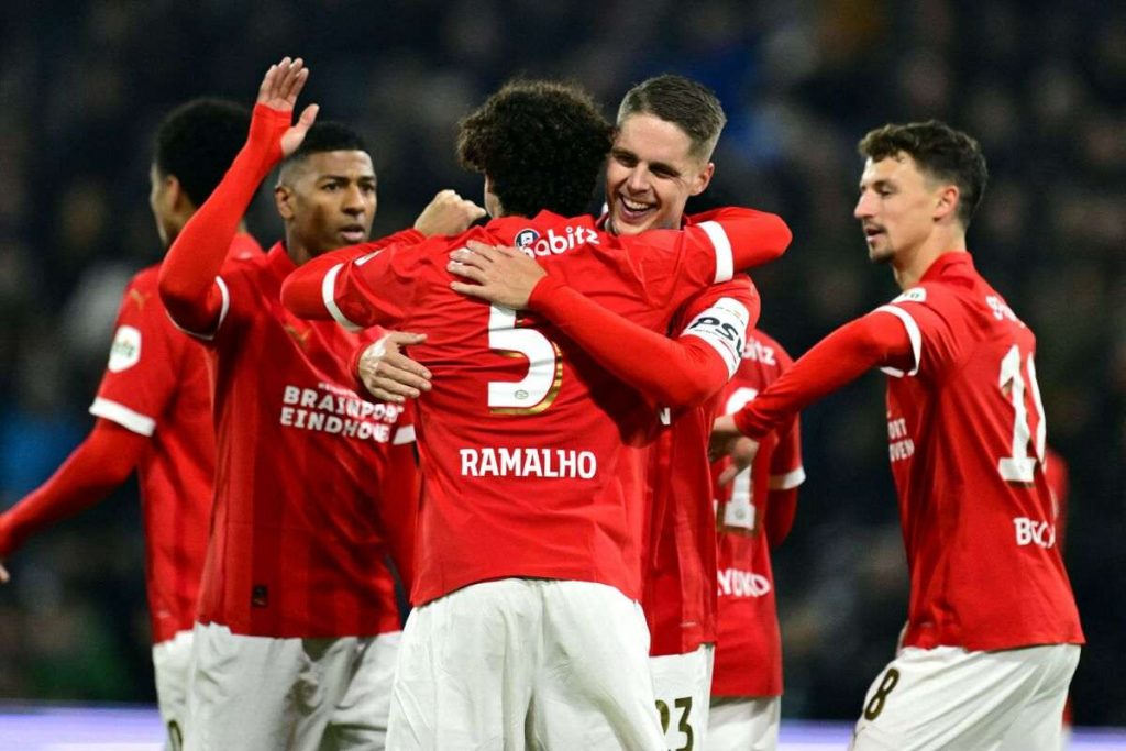 Eredivisie, incredibile PSV: altra vittoria e record più vicino