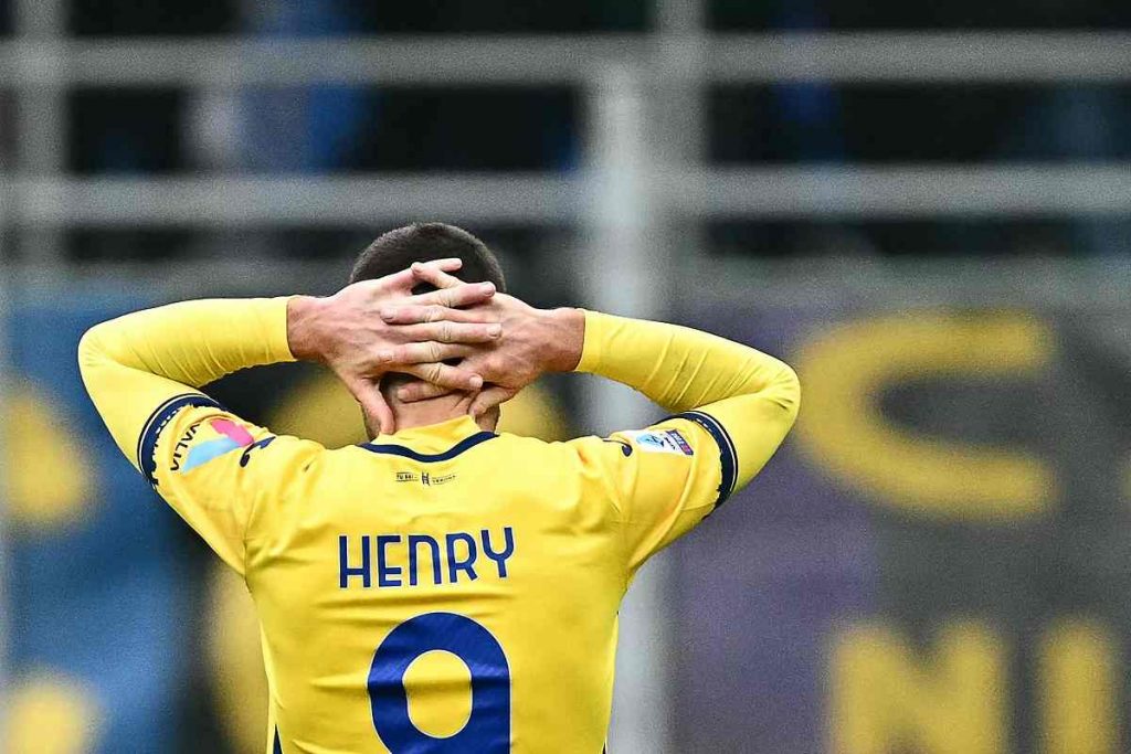 Verona, Henry shock: minacce di morte all’attaccante
