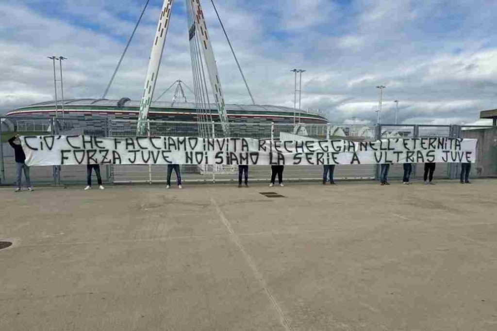 Lo striscione della Sud