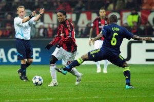 Ronaldinho con la maglia del Milan