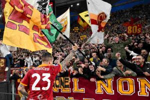 Il coro dei tifosi della Roma