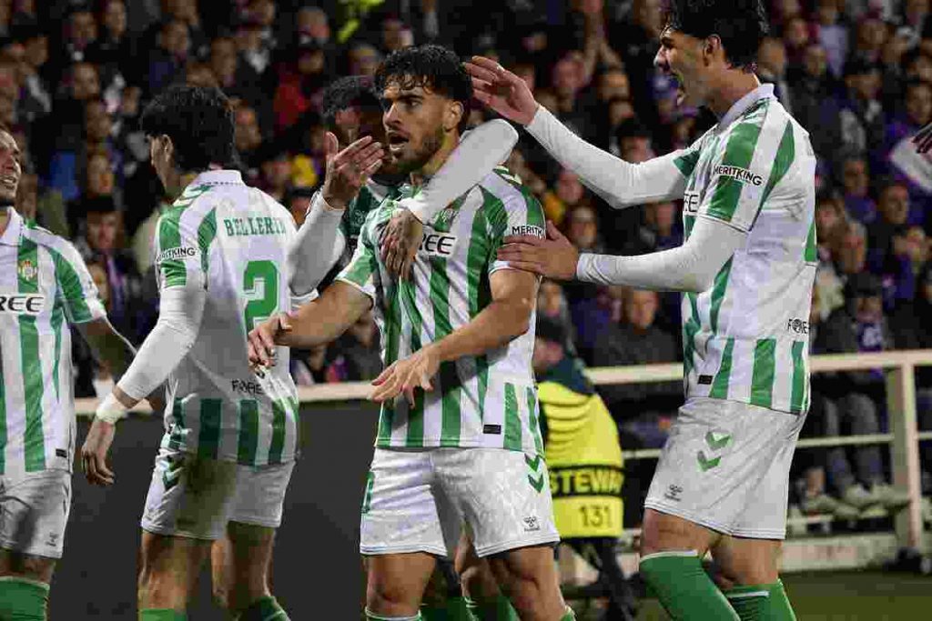 Fiorentina-Betis 2-2, Gosens non basta: spagnoli in finale di Conference