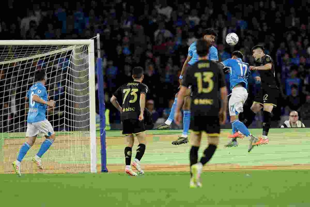 Napoli-Genoa 2-2, Raspadori illude, Vasquez gela il Maradona: Conte a +1
