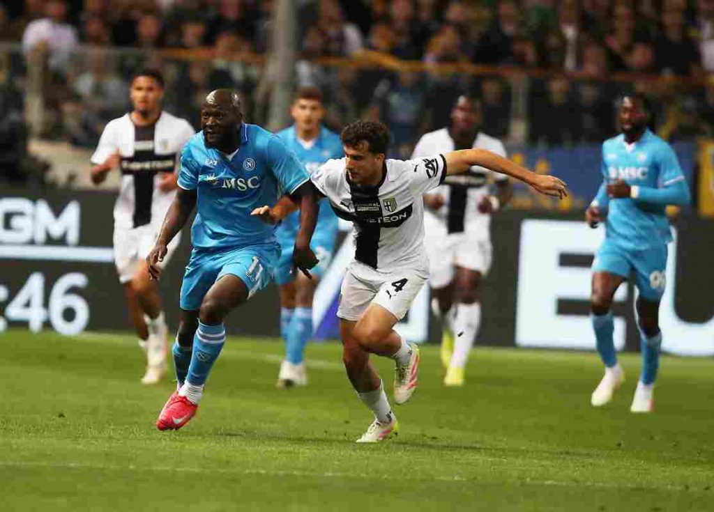 Serie A, il Napoli pareggia a Parma ma resta primo. La Lazio blocca l’Inter