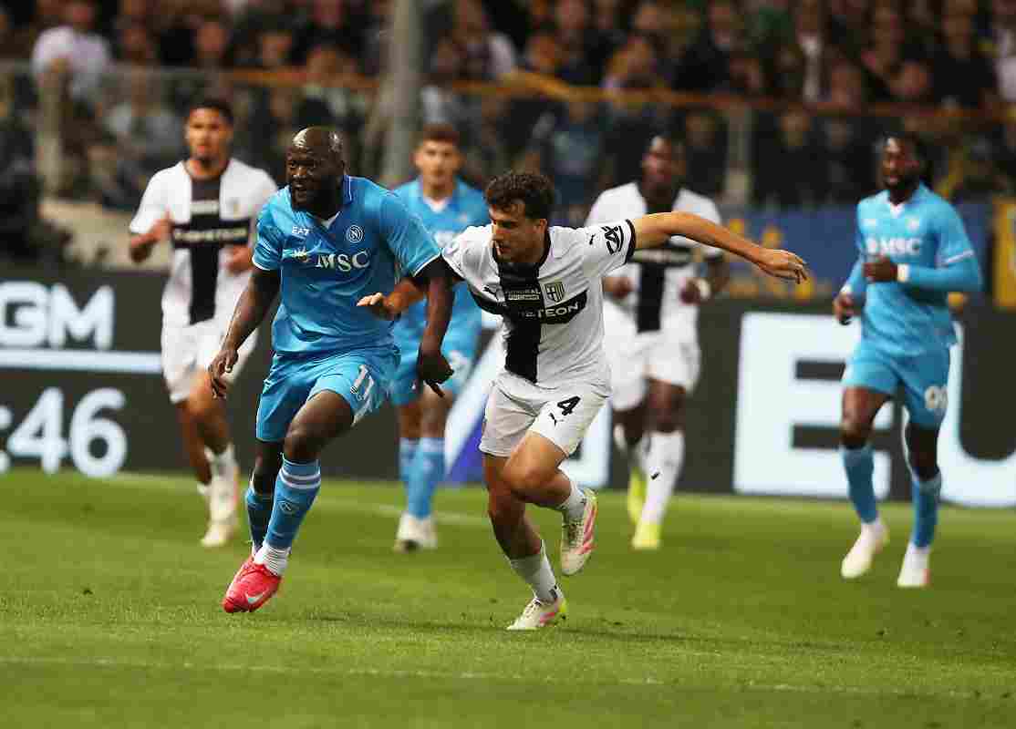 Serie A, il Napoli pareggia a Parma ma resta primo. La Lazio blocca l’Inter