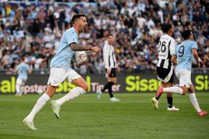 Vecino agguanta la Juventus nel recupero e regala una speranza Champions alla Lazio