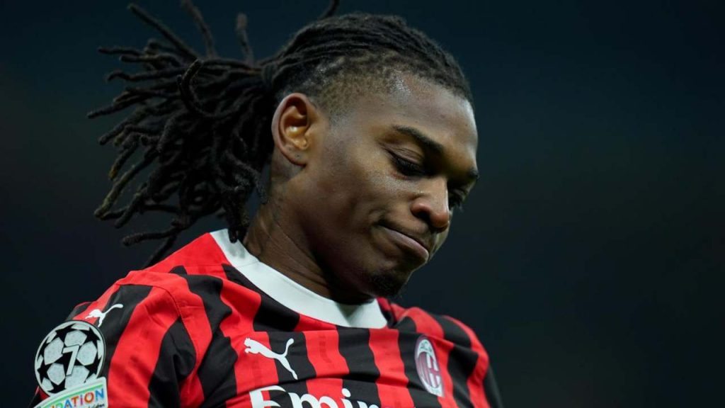 Leao, peccati di gioventù: ne combina un’altra | Tifosi del Milan infuriati: finisce qui