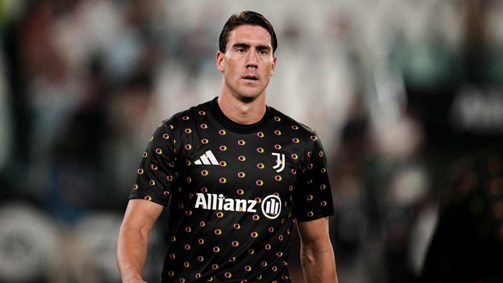 Juventus, Vlahovic: la triste fine di un goleador di successo | “Trattativa avanzata”: l’annuncio prima dell’addio