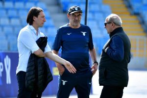 Maurizio Sarri è il nuovo allenatore della Lazio e ora il mercato passerà da lui
