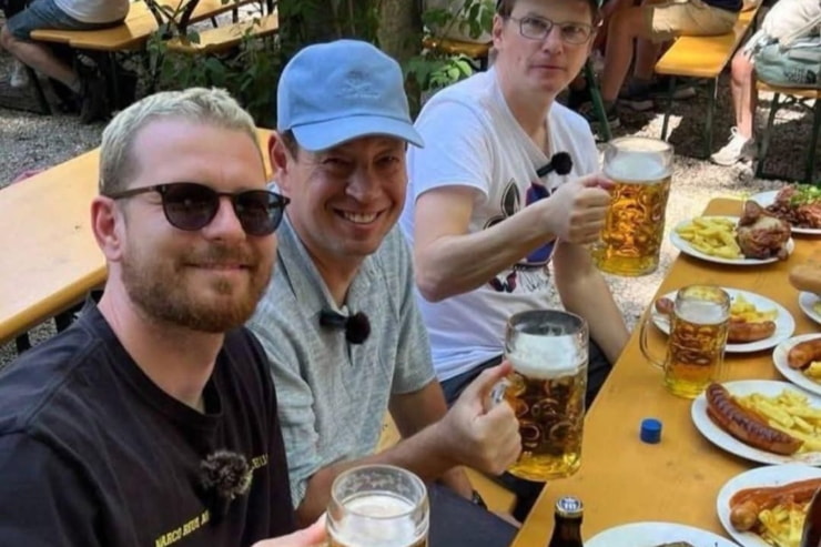 Arshavin beve una birra con amici - Foto X - Calcioinpillole.com