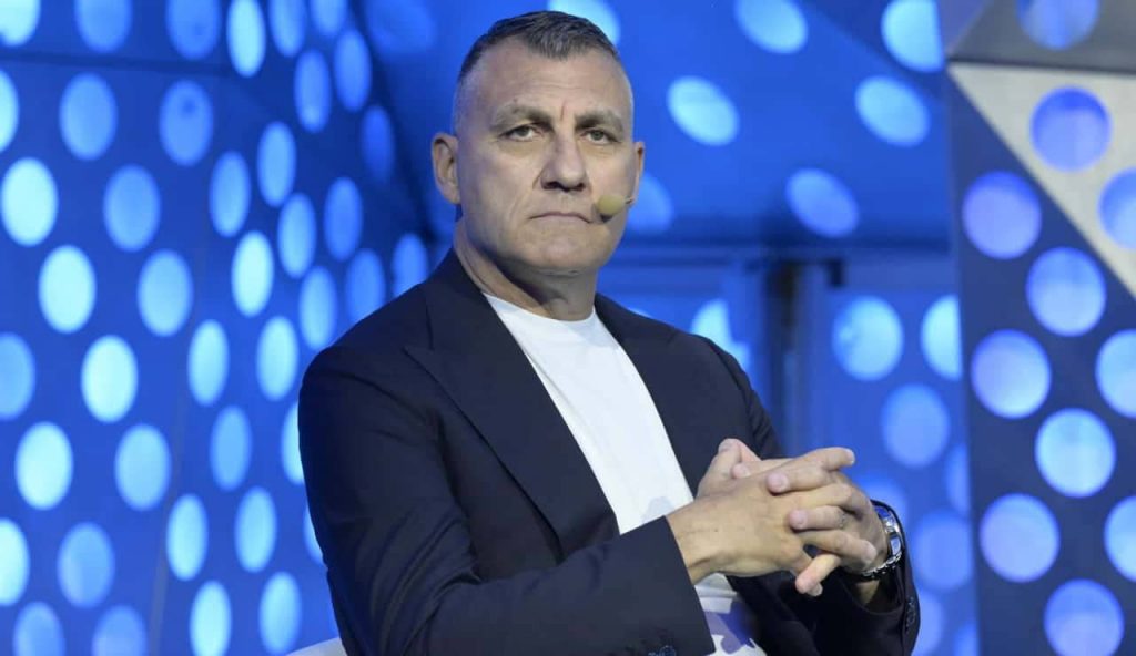 Svegliato all’alba dalla Finanza, Bobo Vieri nei guai | L’ex Nazionale nel mirino del Fisco: sono spariti 14 milioni di €
