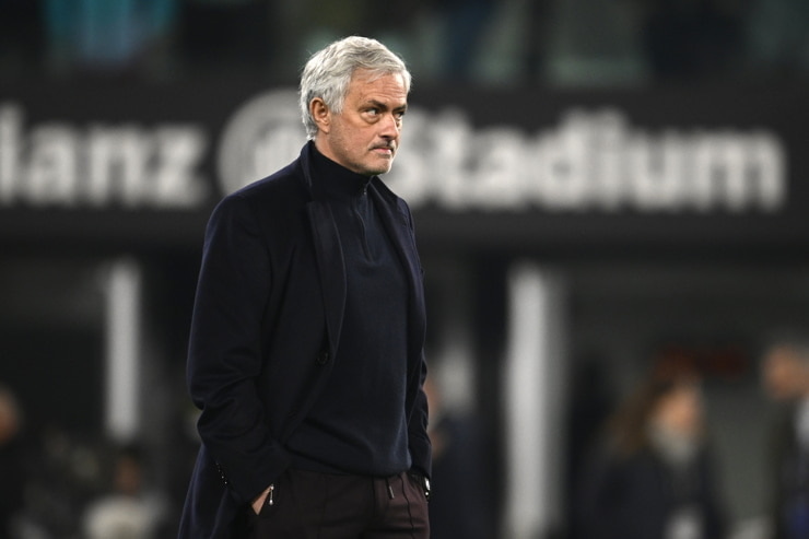 Josè Mourinho all'Olimpico - Foto Lapresse - Calcioinpillole.com