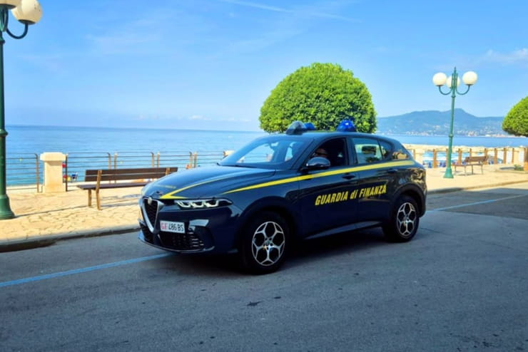 La macchina della guardia di finanza - Foto Instagram - Calcioinpillole.com