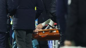 Un giocatore in barella - Foto Lapresse - Calcioinpillole.com