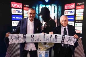 Maurizio Sarri si è presentato al fianco di Lotito presso il centro sportivo di Formello | la Conferenza di presentazione ai canali del club