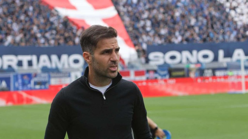 “NON DORMO PIU'”, Fabregas, la pessima notizia lo ha distrutto | Il campionato inizia in salita
