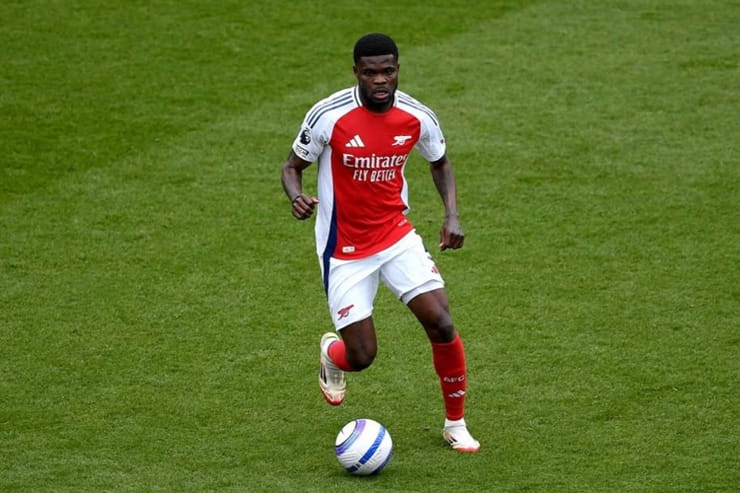 Thomas Partey in campo con la maglia dell'Arsenal - Foto Instagram - Calcioinpillole.com
